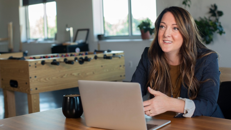 linkedin-sales-solutions-PIM07Y2OHzE-unsplash (1)